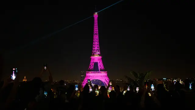 Menara Eifel Berwarna Merah Muda