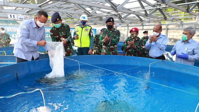 Menteri Kelautan dan Perikanan Edhy Prabowo memberikan 500 ekor benih patin kepada Sekolah Staf dan Komando Angkatan Laut (Seskoal) Cipulir, Jakarta Selatan. (Cok KKP)