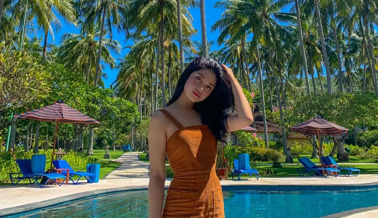 Yoriko mengenakan jumpsuit berwarna coklat-orange dengan gaya rambut yang dibiarkan terurai. (Liputan6.com/IG/@yorikooangln_)