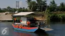 Perahu eretan mengangkut sebuah mobil menyebrangi Sungai Citarum di Muara Gembong, Bekasi, Rabu, (29/7/2015). Kendaraan yang menyebrang menggunakan perahu eretan dikenakan biaya Rp.20.000 bagi mobil dan Rp 2.000 motor. (Liputan6.com/Johan Tallo)