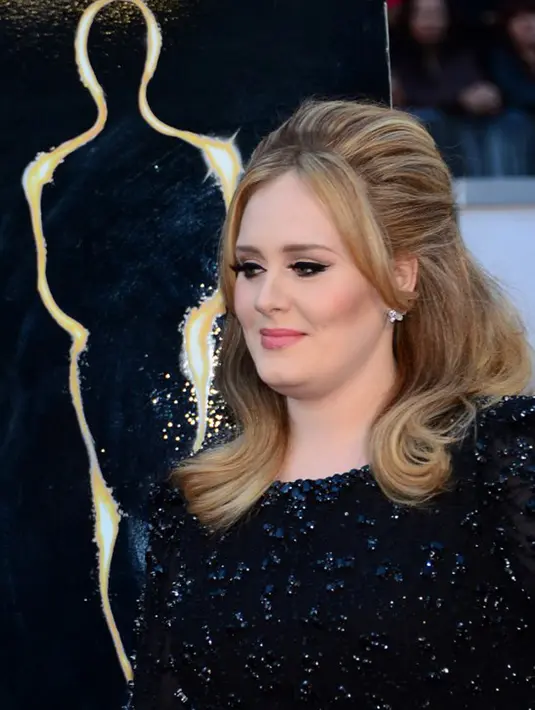 Tidak hanya itu, uniknya ketika memberikan informasi soal konsernya itu, Adele tak berbicara menggunakan suara. Justru ia menggunakan bahasa isyarat saat berkomunikasi dengan orang-orang di sekitarnya. (AFP/FREDERIC J. BROWN)