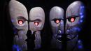 Seorang pengunjung melihat salah satu ruangan yang berisi instalasi pameran Pink Floyd di Roma, Italia (16/1). Pameran dari Band Pink Floyd ini bertema "Their Mortal Remains". (AP Photo / Gregorio Borgia)