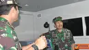 Citizen6, Surabaya: Dankobangdikal Laksda TNI Djoko Teguh Wahojo menerima penjelasan Danpulatlekdalsen 1, Kolonel Laut (P) Aria Cakra Wibawa. (Pengirim: Penkobangdikal).
