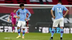 Pemain Manchester City, David Silva dan Aymeric Laporte tertunduk lesu usai ditaklukkan Southampton pada laga Premier League di Stadion St. Mary's, Minggu (5/7/2020). Manchester City takluk 0-1 dari Southampton. (AP Photo/Will Oliver,Pool)