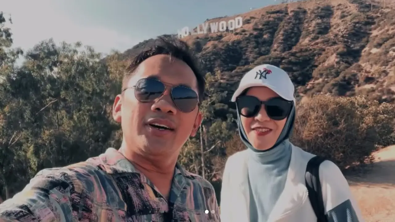 Zaskia Adya Mecca dan Hanung Bramantyo di Hollywood Hills.