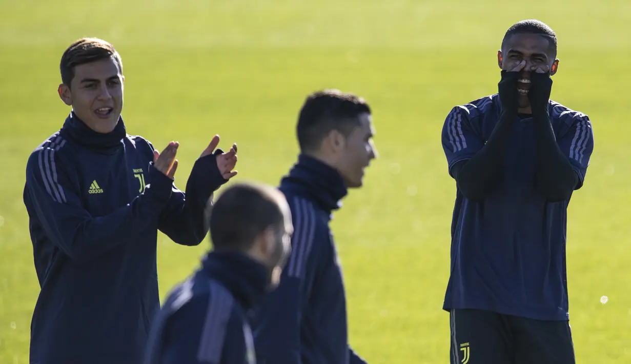 Pemain Juventus melakukan pemanasan sebelum melakukan latihan jelang laga lanjutan grup H Liga Champions yang berlangsung di stadion Stade de Suisse, kamis (13/12). Juventus akan berhadapan dengan tuan rumah Young Boys. (AFP/Marco Bertorello)