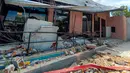 Sebuah bangunan rusak terlihat pasca gempa berkekuatan magnitudo 6,7 di Palu, Sulawesi Tengah, Selasa 16 Juni 2026. (MUHAMMAD RIFKI/AFP)