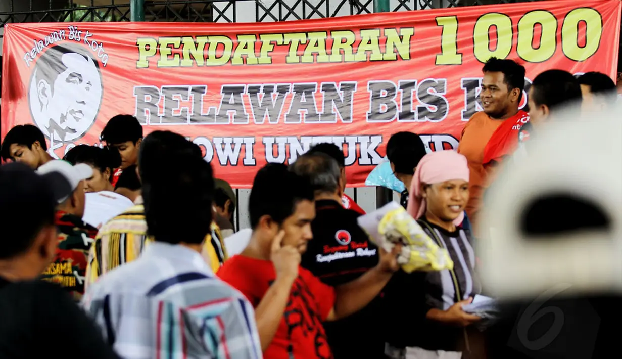 Ratusan orang yang berprofesi sebagai sopir angkot mendeklarasikan dukungannya kepada pasangan Jokowi-Jusuf Kalla (JK), (29/5/2014). (Liputan6.com/Faizal Fanani)