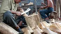 Pekerja membuat cetakan sepatu yang terbuat dari kayu di Jalan Bromo Medan, Sumut, Senin (29/3). Cetakan sepatu tersebut dijual dengan harga Rp40 ribu-Rp70 ribu per pasang.(Antara)