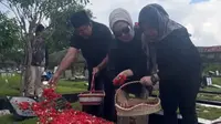 Wakil Gubernur (Wagub) Jakarta, Rano Karno alias Bang Doel melakukan ziarah ke makam orangtuanya di Tempat Pemakaman Umum (TPU) Tanah Kusir, Jakarta Selatan. (Dok. Istimewa)