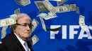 Ekspresi Presiden FIFA, Sepp Blatter, saat lembaran uang dollar terbang di sekitarnya. (AFP PHOTO/FABRICE COFFRINI)