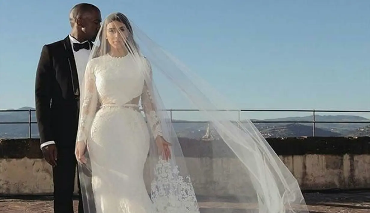 Kim Kardashian West tampil memukau dalam balutan gaun Givenchy berlengan panjangGaun kustom Kardashian West dirancang oleh Riccardo Tisci, teman dekatnya dan Kanye West. Gaun itu dihiasi dengan renda putih, panel tipis, dan guntingan di bagian pinggang. (Instagram/worldfamousceleb).