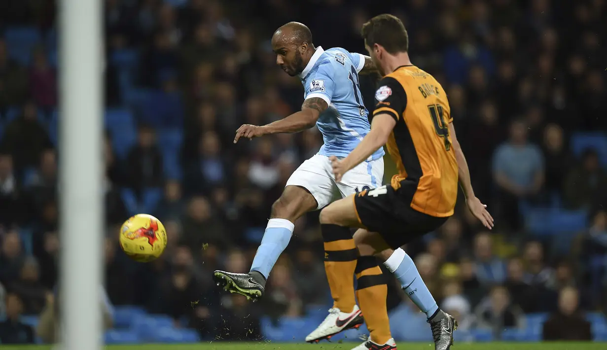 Pemain Manchester City, Fabian Delph (kiri) berebut bola dengan Pemain Hull City pada laga piala Liga Inggris di Stadion Etihad, Manchester, Rabu (2/12/2015). Manchester City menang 4-1. (AFP Photo/Paul Ellis)