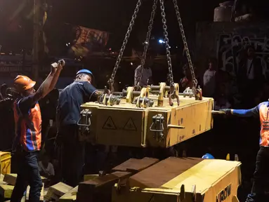 Petugas dibantu alat berat mengevakuasi gerbong KRL Commuter Line dengan nomor KA 1722 jurusan Jatinegara - Bogor di kawasan Kebon Pedes, Bogor, Jabar Minggu (10/3). Proses evakuasi menggunakan crane. (Liputan6.com/Immanuel Antonius)