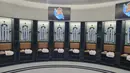 Ruang ganti di Reale Arena, markas Real Sociedad. Jersey pemainnya digantung tanpa nama masing-masing pemain. (Bola.com/Yus Mei Sawitri)