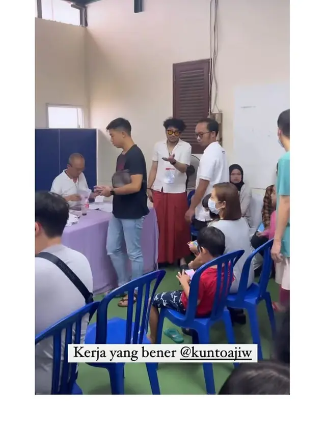 10 Potret Kunto Aji Jadi Petugas Linmas di TPS, Sempat Dikira Gimmick