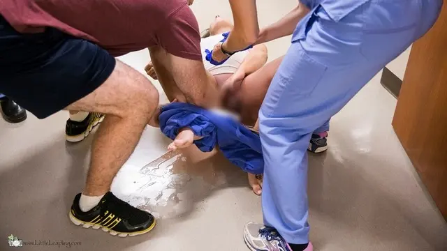 [Bintang] Melahirkan di Lorong Rumah Sakit, Foto-foto Ibu Ini Bikin Haru!