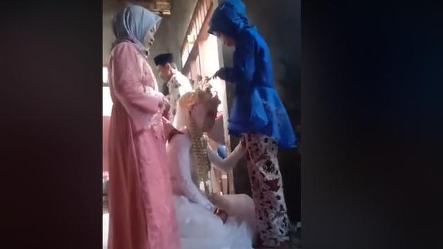 https://infojayaku16.blogspot.com/2019/12/viral-video-adik-menikah-dengan-mantan.html