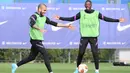 Bek Barcelona Dani Alves (kiri) dan Ousmane Dembele mengambil bagian dalam sesi latihan di Barcelona pada 16 Februari 2022. Barcelona bakal meladeni Napoli pada leg pertama play-off babak gugur Liga Europa 2021/22 di Camp Nou, Jumat 18 Februari 2022. (LLUIS GENE / AFP)