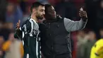 Kemenangan penting didapat Manchester United saat mengalahkan tuan rumah Sheffield United 2-1 pada laga pekan ke-9 Liga Inggris 2023/2024 di Bramall Lane, Sheffield, Minggu (22/10/2023) dini hari WIB. Raihan tiga poin tersebut menjadi yang kedua beruntun diraih anak asuh Erik ten Hag. Sinyal kebangkitan Setan Merah ini pun disambut semringah seorang fans yang ikut merayakannya di dalam lapangan usai laga kontra Sheffield usai. Seperti apa aksinya? Berikut beberapa momennya. (AFP/Darren Staples)