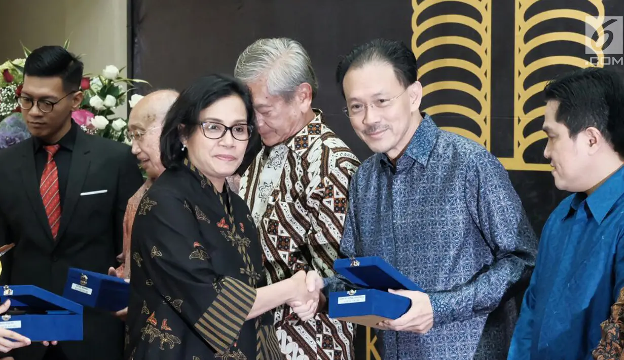 Menkeu Sri Mulyani memberi penghargaan kepada Presiden Komisaris PT EMTEK Tbk Raden Eddy Kusnadi Sariaatmadja di Jakarta, Selasa (13/3). Penghargaan diberikan kepada 31 wajib pajak yang dianggap berkontribusi besar. (Liputan6.com/Pool/Humas Dirjen Paja
