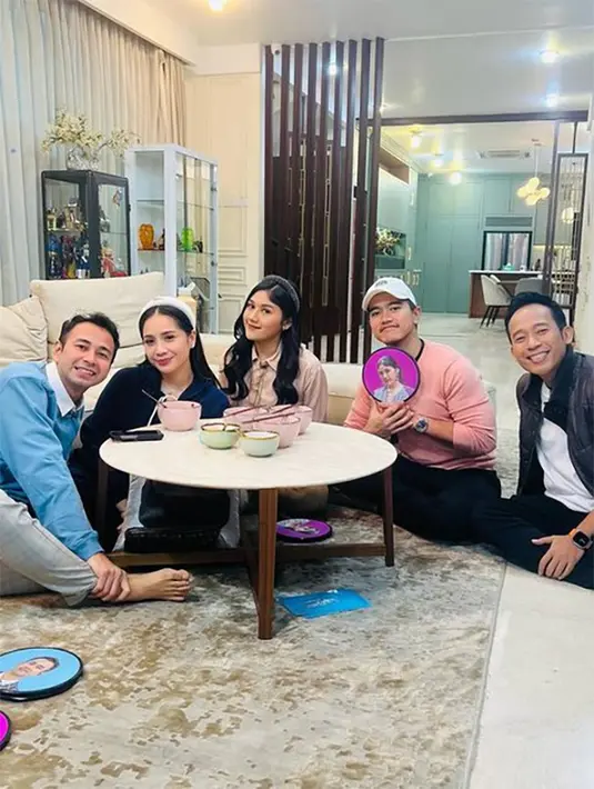 Sebelumnya, Kaesang dan Erina tampak ngobrol santai dengan Raffi, Gigi dan Denny Cagur. Tidak lama kemudian, Denny tampak bangun untuk menjemput Jokowi KW untuk memberikan kejutan pada Kaesang dan istri. [Instagram/raffinagita1717]