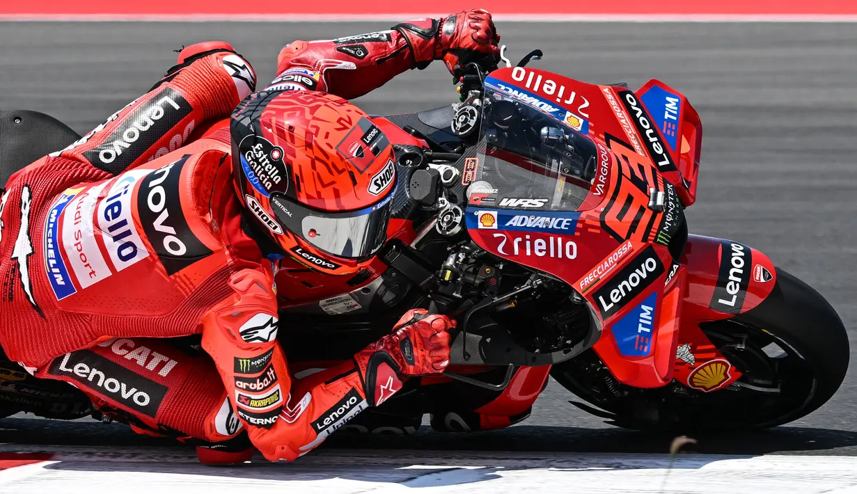 Ducati Racer, Marc Maruqez mengendarai sepeda motornya selama sesi hangat di depan balapan Mandons 2025 MotoGP di Sirkuit Internasional Mandalika, Lombok, NTB, Minggu (5/10/2025). (AFP/Sonny Tumbaleka)