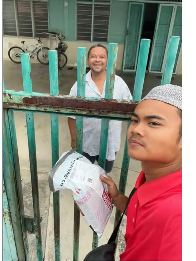 6 Potret Kocak Kurir Selfie Bareng Penerima Paket, Suka Dibikin Video