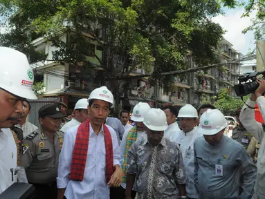 Gubernur DKI Jakarta Joko Widodo meninjau pembangunan rusunawa Tambora, Jakarta, Jumat (16/5/14). (Liputan6.com/Herman Zakharia)