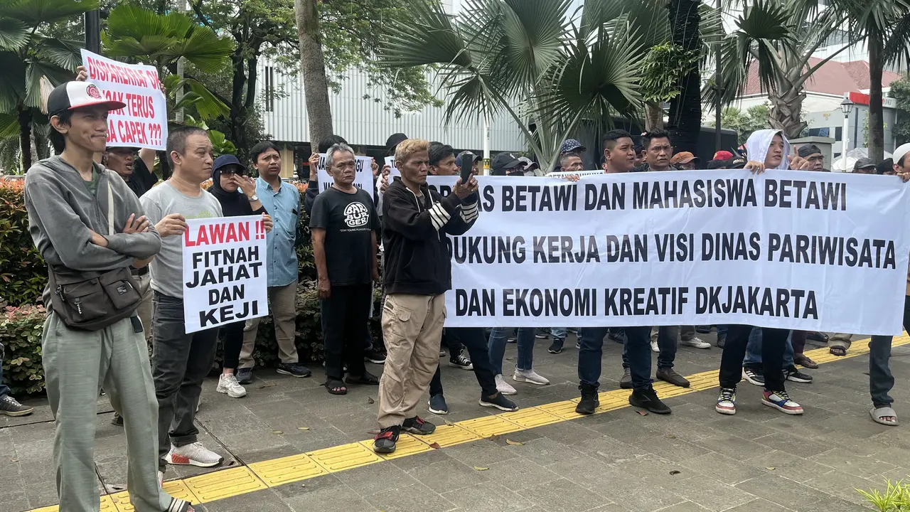 Sekelompok warga melakukan aksi di depan Gedung Balai Kota Jakarta, Senin (20/1/2025). Puluhan orang ini mengaku terdiri dari perwakilan Bamus Betawi dan mahasiswa.