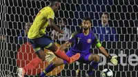 Duvan Zapata mencetak gol untuk Kolombia ke gawang Qatar pada laga Copa America 2019. (AFP/Nelson Almeida)