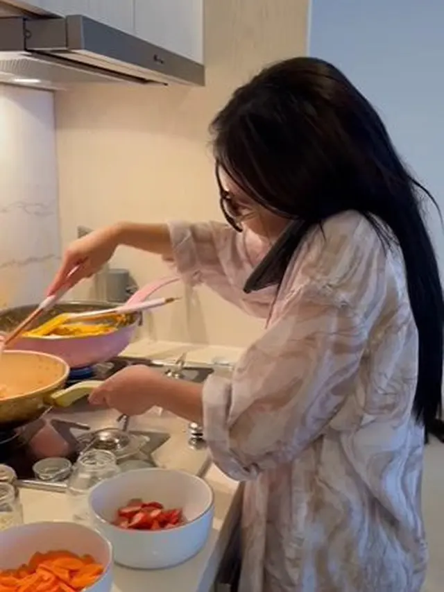 Serba Bisa, Ini 7 Potret Prilly Latuconsina Masak untuk Berbuka Puasa