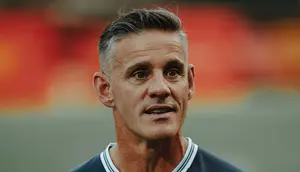 Gantikan Agnez Mo, Pelatih Timnas Indonesia John Herdman Kibarkan Bendera Finis MotoGP Mandalika 2026