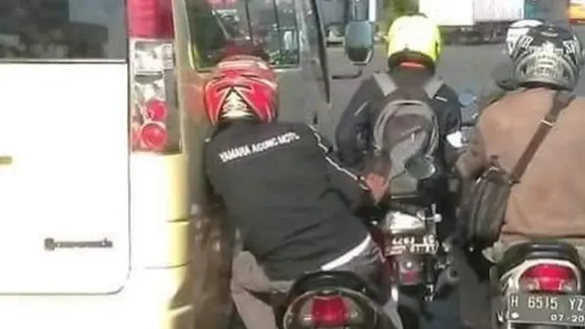8 Kelakuan Kocak Orang Kelewat Santai, Bikin Tak Habis Pikir