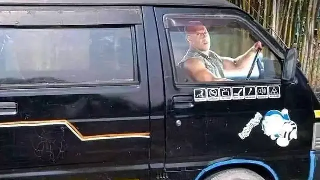 7 Potret Nyeleneh Mobil dengan Stiker Ini Bikin Gagal Paham