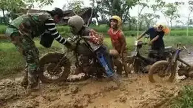 6 Momen Apes Lewati Jalanan Berlumpur Ini Bikin Elus Dada, Harus Rela Kotor