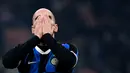 Gelandang Inter Milan, Borja Valero, tampak kecewa usai ditahan imbang Atalanta pada laga Serie A di Stadion San Siro, Milan,Sabtu (11/1). Kedua klub bermain imbang 1-1. (AFP/Marco Bertorello)