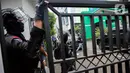 Nampak aparat kepolisian melakukan penjagaan ketat di Kantor MUI. Selain itu banyak juga anggota yang tengah memeriksa kondisi ruangan di depan pintu lobi MUI. (Liputan6.com/Faizal Fanani)
