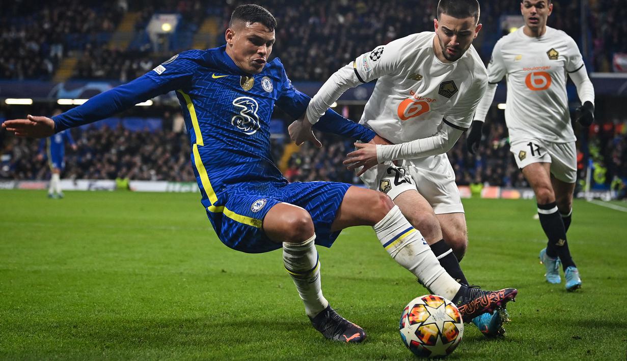 Tertinggal satu angka, Lille berikan perlawanan ke tuan rumah. Tercatat, mereka beberapa kali melancarkan serangan. Namun, Thiago Silva (kiri) dkk sanggup meredam gempuran tersebut untuk mempertahankan keunggulan di babak pertama. (AFP/Glyn Kirk)