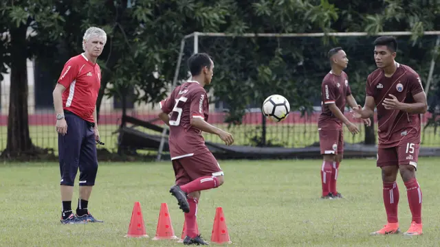 Pelatih Persija Jakarta, Ivan Kolev, mengamati para pemain. (Bola.com/Yoppy Renato)