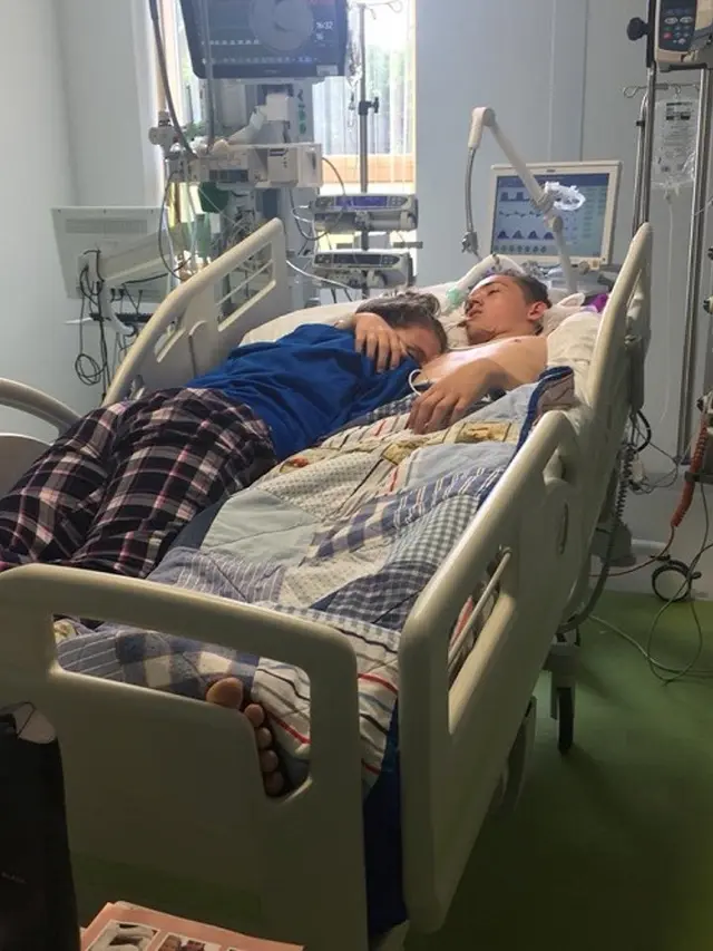 [Bintang] Cerita Sedih di Balik Foto Seorang Gadis yang Memeluk Pacar untuk Terakhir Kali