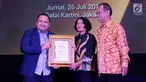 Sekjen Kementerian Kominfo Niken Widiastuti (kedua kanan) memberikan penghargaan kepada Senior Vice President Enterprise Account Management Telkomsel Dharma Simorangkir (kiri) dalam ajang Most Innovative Business Award 2019 di Jakarta, Jumat (26/7/2019). (Liputan6.com/HO/Ady)