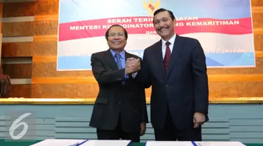 Menko Bidang Kemaritiman Luhut B. Pandjaitan (kanan) berjabat tangan dengan Rizal Ramli ketika mengikuti serah terima jabatan (sertijab) Menko Bidang Kemaritiman di Gedung BPPT, Jakarta, Kamis (28/7). (Liputan6.com/Angga Yuniar)