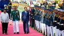 Presiden Filipina Rodrigo Duterte menyambut kedatangan Presiden Joko Widodo (Jokowi) di Istana Malacanang di Manila, Filipina, Jumat (28/4). Kunjungan Jokowi ke Filipina untuk menghadiri KTT ASEAN ke 30. (AP Photo / Bullit Marquez)