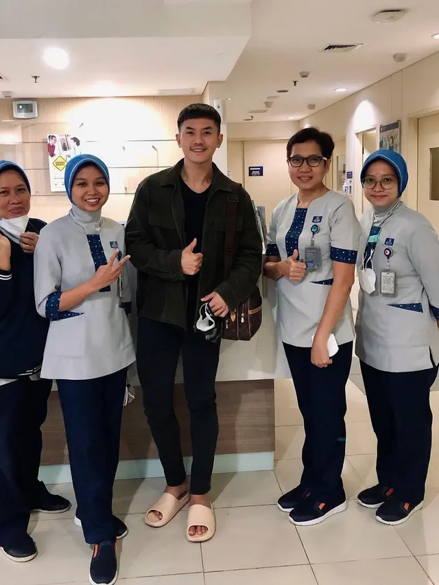 5 Potret Gaya Rambut Baru Rafael Tan yang Disebut Mirip Park Seo Joon