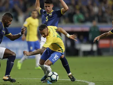 Bintang Brasil, Neymar berusaha melewati adangan para pemain Ekuador pada laga kualifikasi Piala Dunia 2018 zona CONMEBOL di Porto Alegre, Brasil, (31/8/2017). Brasil menang 2-0. (AP/Andre Penner)