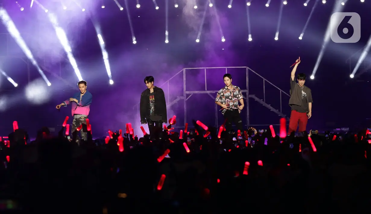 Kelompok penyanyi pria asal Korea Selatan, iKON saat tampil di panggung JISPHORIA yang digelar di Jakarta International Stadium (JIS), Sabtu (1/10/2022). iKON tampil membawakan lagu-lagu hitnya di panggung JISPHORIA. (Liputan6.com/Helmi Fithriansyah)