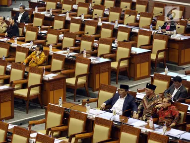 Anggota Dewan mengikuti Rapat Paripurna ke-5 dalam masa persidangan I tahun 2017-2018 di Gedung DPR, Kompleks Parlemen Senayan, Jakarta (13/9). Rapat yang salah satunya membahas RUU Terorisme itu hanya dihadiri 287 anggota DPR. (Liputan6.com/Johan Tallo)