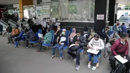 Warga antre mengurus administrasi proses turun kelas di Kantor BPJS Kesehatan Cabang Jakarta Selatan, Jumat (15/5/2020). Pemerintah akan menaikkan iuran BPJS Kesehatan pada 1 Juli 2020 menjadi Rp150.000 untuk kelas I, Rp100.000 untuk kelas II dan Rp42.000 untuk kelas III (Liputan6.com/Faizal Fanani)