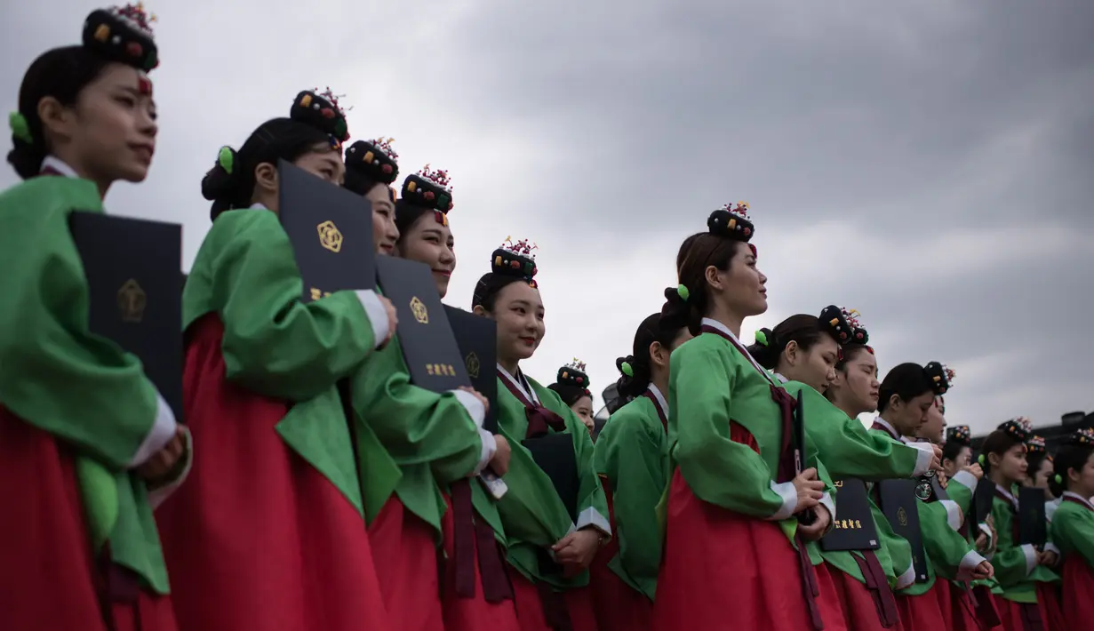Pelajar mengenakan kostum tradisional Korsel menghadiri upacara Coming of Age Day di Namsan Hanok Village, Seoul, Senin (15/5). Coming of age day atau Hari Kedewasaan adalah hari libur resmi yang jatuh pada minggu ketiga bulan Mei. (Ed JONES/AFP)